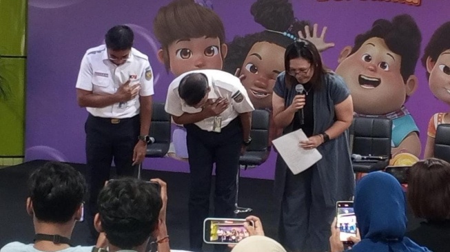 Direktur Utama KAI Didiek Hartyanto (Tengah) tertunduk meminta maaf atas insiden anjloknya KA Argo Bromo Anggrek. [Dok KAI].