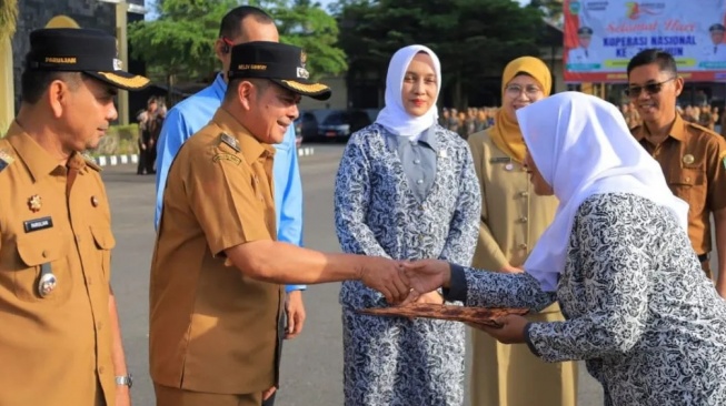 Viral Berenang di Sungai Demi Pasien, Bidan di Pasaman Dapat Penghargaan dan Motor Dinas!