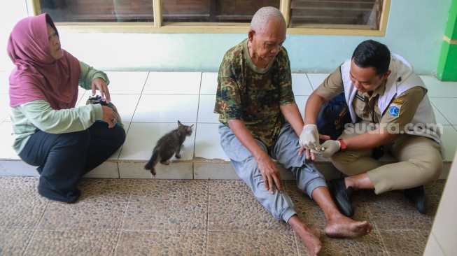 Petugas Kesehatan Puskesmas Kecamatan Cilandak melakukan Layanan Jemput Bola Pemeriksaan Kesehatan kepada warga yang membutuhkan di Kawasan Cilandak, Jakarta, Senin (4/8/2025). [Suara.com/Alfian Winanto]