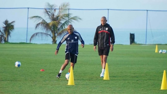Simon Tahamata Tunjukkan Sentuhan Magisnya di TC Timnas Indonesia U-17
