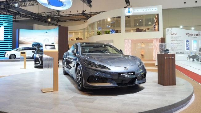 Sedan Listrik Premium Denza Z9 yang Diperkenalkan di Ajang Gaikindo Indonesia International Auto Show (GIIAS) 2025. (Foto: SUARA.COM/Manuel Jeghesta)