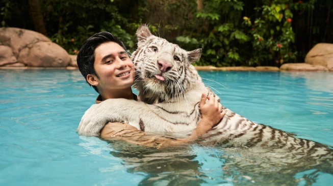Alshad Ahmad dengan harimau peliharaannya. [Instagram]