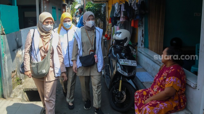 Petugas Kesehatan Puskesmas Kecamatan Cilandak melakukan Layanan Jemput Bola Pemeriksaan Kesehatan kepada warga yang membutuhkan di Kawasan Cilandak, Jakarta, Senin (4/8/2025). [Suara.com/Alfian Winanto]