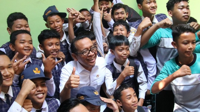 Pantau CKG di Sekolah, Menko Pratikno Temukan Siswa Punya Gula Darah Tinggi Gara-Gara Hal Ini