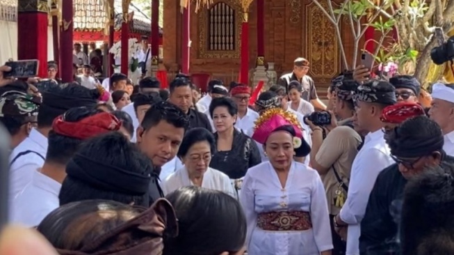 Melayat di Sela Kongres, Gestur Politik Megawati di Bali Bukan Sekadar Ungkapan Duka