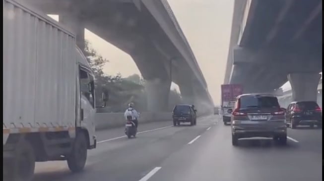 Pemotor Masuk Tol Jakarta-Cikampek! Ternyata Buru-buru Lagi Lamar Kerjaan