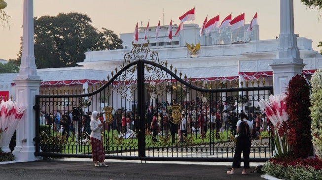 Suasana Istana Kepresidenan saat HUT ke-79 RI. Selain diikuti pejabat, tamu undangan dari berbagai kalangan masyarakat juga hadir dalam agenda kenegaraan tersebut. [Suara.com/Chandra]