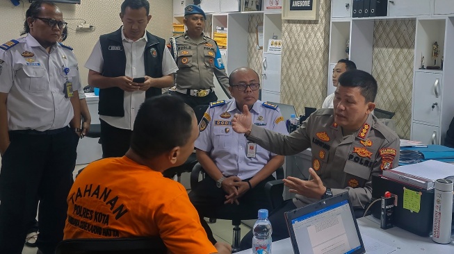 Kapolresta Bandara Soekarno Hatta Kombes Pol Ronald C Sipayung (kanan) bersama Kasubdit Penegakan Hukum Penerbangan Direktorat Keamanan Penerbangan Kemenhub Dodi Dharma Cahyadi (kedua kanan) mengintrogasi pelaku sebelum memberikan keterangan pers terkait penetapan tersangka seorang penumpang pesawat Lion Air berinisial H (50) di Mapolresta Bandara Soekarno Hatta, Tangerang, Banten, Senin (4/8/2025). [ANTARA FOTO/Muhammad Iqbal/nz]