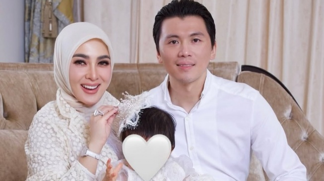 Reino Barack Ungkap Rutinitas Syahrini di Singapura: Bangun Jam 4 Pagi dan Salat Tahajud