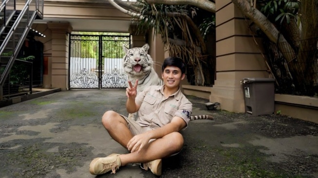 Alshad Ahmad dengan harimau peliharaannya. [Instagram]