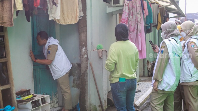 Petugas Kesehatan Puskesmas Kecamatan Cilandak melakukan Layanan Jemput Bola Pemeriksaan Kesehatan kepada warga yang membutuhkan di Kawasan Cilandak, Jakarta, Senin (4/8/2025). [Suara.com/Alfian Winanto]
