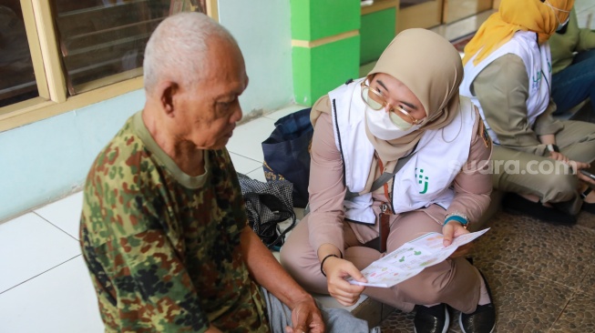 Petugas Kesehatan Puskesmas Kecamatan Cilandak melakukan Layanan Jemput Bola Pemeriksaan Kesehatan kepada warga yang membutuhkan di Kawasan Cilandak, Jakarta, Senin (4/8/2025). [Suara.com/Alfian Winanto]