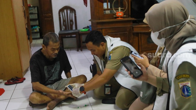 Petugas Kesehatan Puskesmas Kecamatan Cilandak melakukan Layanan Jemput Bola Pemeriksaan Kesehatan kepada warga yang membutuhkan di Kawasan Cilandak, Jakarta, Senin (4/8/2025). [Suara.com/Alfian Winanto]