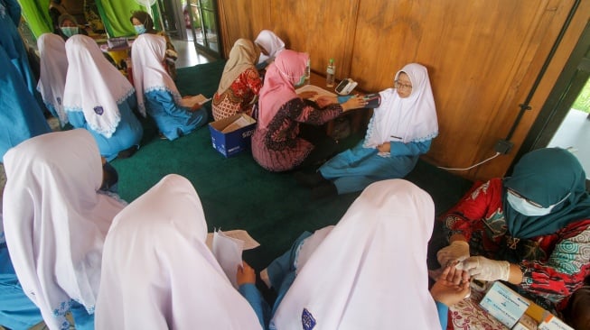 Petugas tenaga medis memeriksa tensi darah santri saat peluncuran program Cek Kesehatan Gratis (CKG) di Pondok Pesantren (Ponpes) Al-Amanah Junwangi di Sidoarjo, Jawa Timur, Senin (4/8/2025). [ANTARA FOTO/Umarul Faruq/YU]