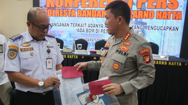 Kapolresta Bandara Soekarno Hatta Kombes Pol Ronald C Sipayung (kanan) bersama Kasubdit Penegakan Hukum Penerbangan Direktorat Keamanan Penerbangan Kemenhub Dodi Dharma Cahyadi (kiri) menunjukkan barang bukti usai memberikan keterangan pers terkait penetapan tersangka seorang penumpang pesawat Lion Air berinisial H (50) di Mapolresta Bandara Soekarno Hatta, Tangerang, Banten, Senin (4/8/2025). [ANTARA FOTO/Muhammad Iqbal/nz]