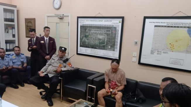Polisi memeriksa penumpang Lion Air yang mengancam bawa bom ke dalam pesawat. HO/Polresta Bandara Soetta