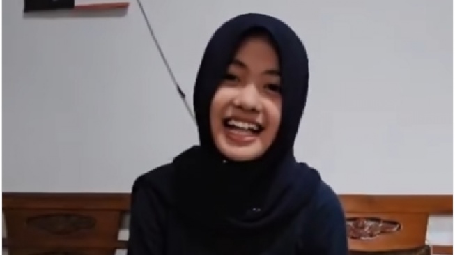 Kiasatina Callysta Cordelia Prabowo, pelajar SMP Negeri 3 Surakarta, Jawa Tengah,dapat laptop dari Presiden Prabowo Subianto karena keberaniannya dan karyanya. (tangkap layar/ist)