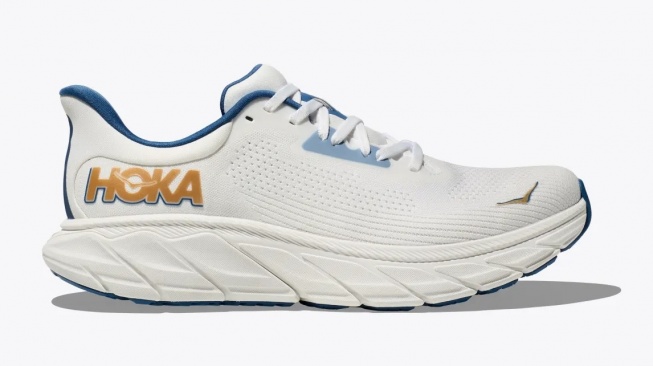Berapa Harga Sepatu Hoka Asli? Ini 5 Model Terbaiknya untuk Lari di Agustus 2025
