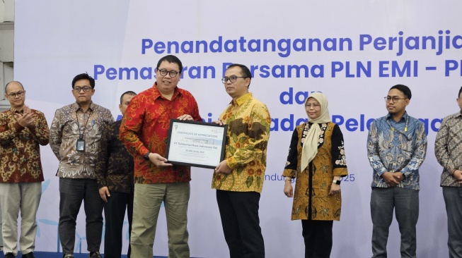 Pembelian 35.067 unit Renewable Energy Certificate (REC) dari PT Energi Manajemen Indonesia (PLN EMI). Penyerahan REC dilakukan di Gedung PLN UID Jawa Barat, dihadiri VP Network/IT Stra, Tech, & Architecture Telkom Ermono Liman Prabowo (Dok: Telkom)