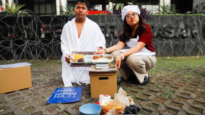 Pegiat antikorupsi dari Indonesia Corruption Watch (ICW) menggelar aksi seusai melaporkan kasus dugaan korupsi penyelenggaraan haji 1446H/2025 di Gedung Merah Putih KPK, Jakarta, Selasa (5/8/2025). [Suara.com/Alfian Winanto]