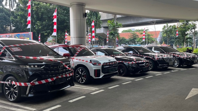 Kejaksaan Agung menyita harta termasuk mobil mewah milik tersangka dalam kasus dugaan pidana korupsi tata kelola minyak mentah dan produk kilang PT Pertamina, Muhammad Riza Chalid alias MRC. (Suara.com/Faqih)