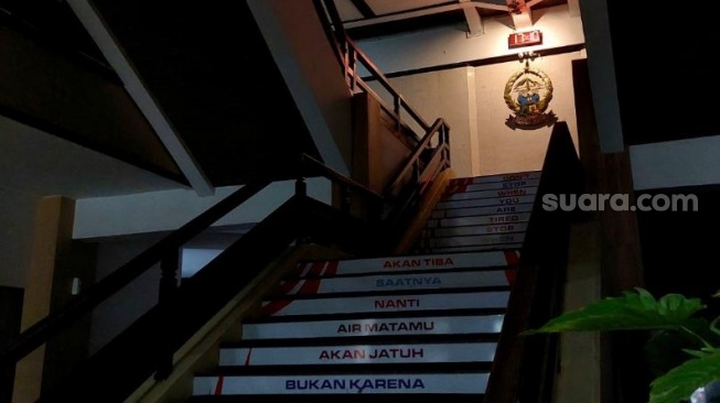 Salah satu tangga utama di Kantor Gubernur Sulawesi Selatan [SuaraSulsel.id/Lorensia Clara]