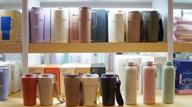 Tumbler di Pop-up store LocknLock menjawab kebutuhan masyarakat yang lebih fungsional dilengkapi dengan warna dan sekaligus model yang stylish (Dok: LocknLock)