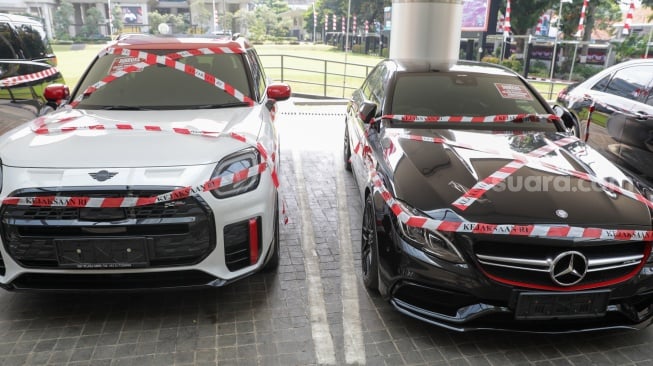 Sejumlah mobil sitaan penyidik Jaksa Agung Muda Bidang Tindak Pidana Khusus (Jampidsus) ditampilkan di Kejaksaan Agung, Jakarta, Selasa (5/8/2025). [Suara.com/Alfian Winanto]