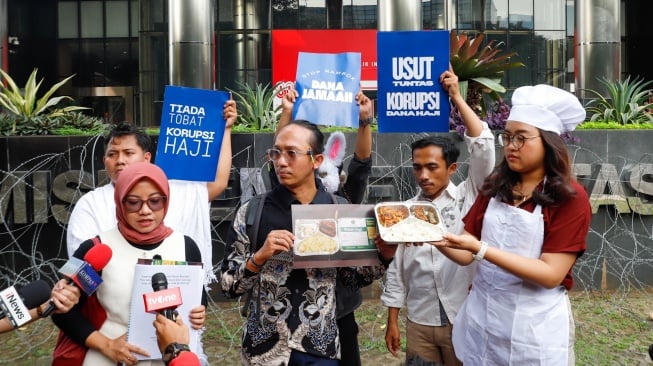 Pegiat antikorupsi dari Indonesia Corruption Watch (ICW) menggelar aksi seusai melaporkan kasus dugaan korupsi penyelenggaraan haji 1446H/2025 di Gedung Merah Putih KPK, Jakarta, Selasa (5/8/2025). [Suara.com/Alfian Winanto]