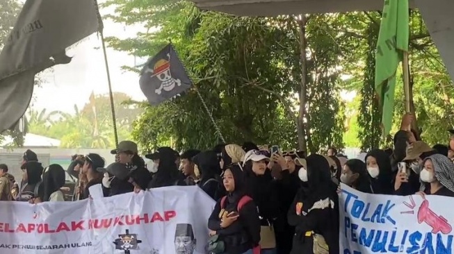 Mahasiswa UNM Makassar Demo, Kibarkan Bendera One Piece