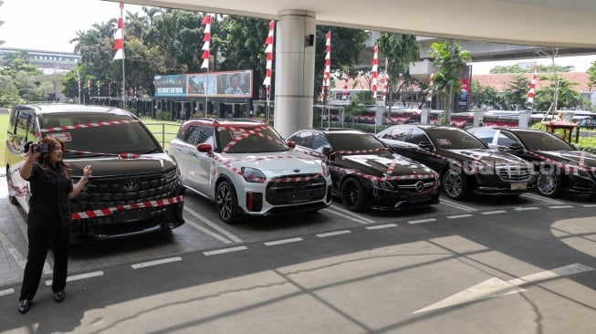 Sejumlah mobil sitaan penyidik Jaksa Agung Muda Bidang Tindak Pidana Khusus (Jampidsus) ditampilkan di Kejaksaan Agung, Jakarta, Selasa (5/8/2025). [Suara.com/Alfian Winanto]