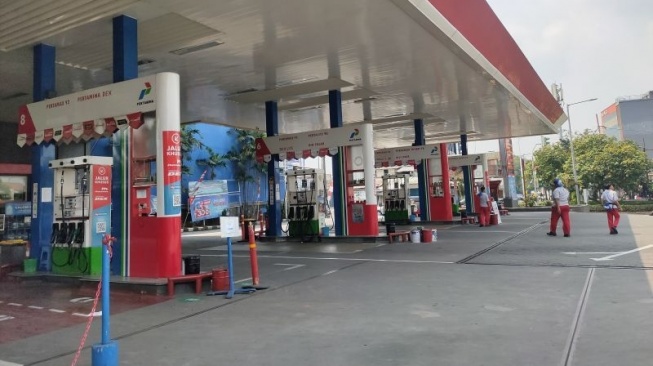 Stasiun Pengisian Bahan Bakar Umum (SPBU) SPBU Pertamina 34.116.12 di Kembangan, Jakarta Barat, terpantau sepi lantaran ditutup, Selasa (5/8/2025), sekira pukul 11.55 WIB. ANTARA/Risky Syukur