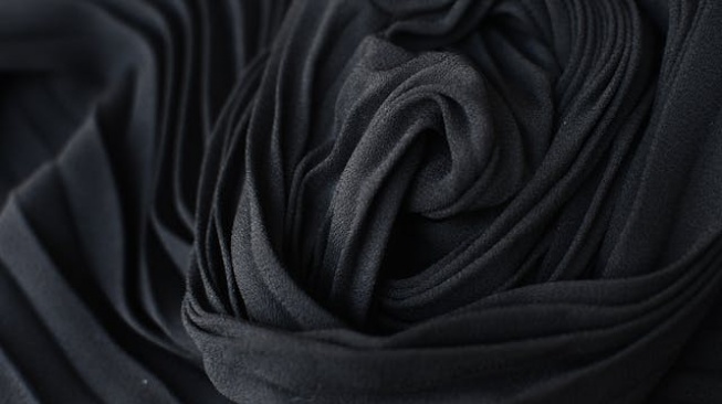 Saat Warna Hitam Menjadi Bahasa Keanggunan dan Kekuatan Perempuan Muslimah