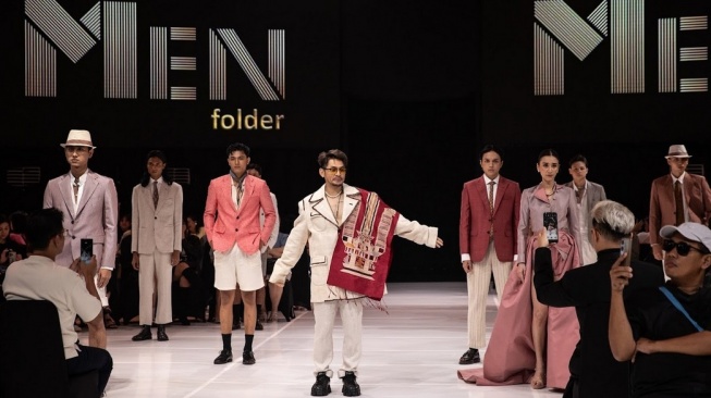 Pitnapat Yotinratanachai (Thailand) dengan karya The Pulse of Pride (Dok: JFW 2025)