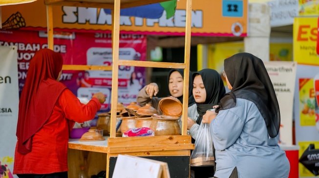 Potret pengunjung festival jajanan terbesar di Kabupaten Rembang “Njajan Fest 2024” di halaman Taman Kartini Kabupaten Rembang.