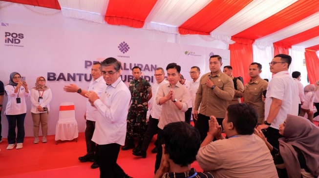 Wakil Presiden (Wapres) Gibran Rakabuming Raka di Kantorpos di enam wilayah, yaitu Tangerang (Banten), Jakarta, Boyolali (Jawa Tengah), Pekanbaru (Riau), Padang (Sumatra Barat), dan Mataram (Nusa Tenggara Barat) (Dok: Pos Indonesia)