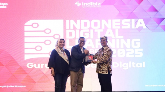 Bupati Cirebon Drs. H. Imron Rosyadi, M.Ag memberikan dukungan terhadap pelatihan yang diselenggarakan oleh PT Telkom Indonesia (Persero) Tbk (Telkom) melalui Telkom Regional II (Dok: Telkom)