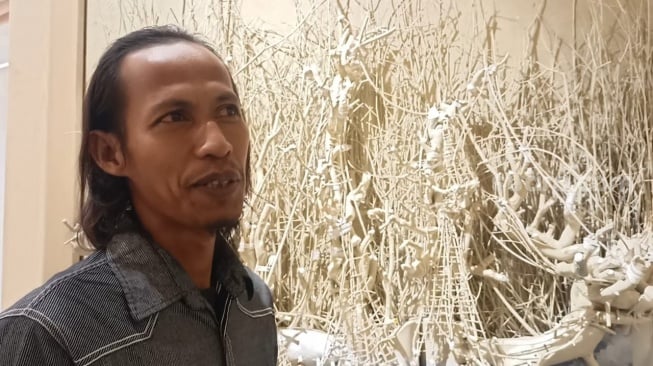 M. Aidi Yupri peraih Grand Prize dalam ajang MR. D.I.Y Art Competition 2025 ditemui di Lotte Shopping Avenue, Jakarta Selatan pada Rabu, 6 Agustus 2025 [Suara.com/Rena Pangesti]