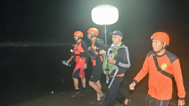 Petugas menyisiri pantai untuk mencari korban kecelakaan kapal cepat Bali Dolphin Cruise 2 di kawasan Sanur, Denpasar, Bali, Selasa (5/8/2025). [ANTARA FOTO/Fikri Yusuf/YU]