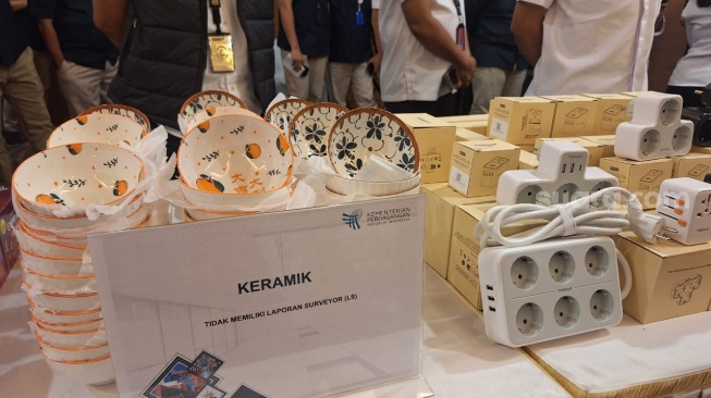 Deretan Barang Impor Ilegal yang terkena Jaring Pemeriksaan Kementerian Perdagangan. [Suara.com/Achmad Fauzi].