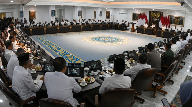 Presiden Prabowo Subianto didampingi Wapres Gibran Rakabuming Raka memimpin Sidang Kabinet Paripurna di Kantor Presiden, Istana Kepresidenan, Jakarta, Rabu (6/8/2025). [ANTARA FOTO/Aditya Pradana Putra/rwa]