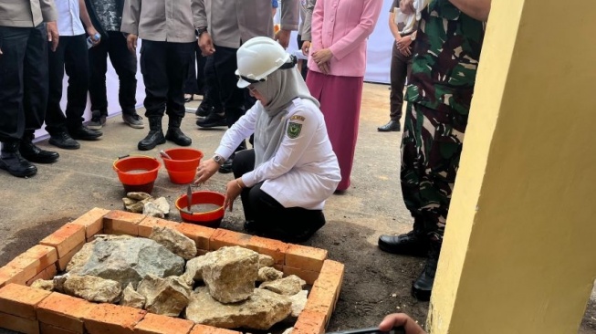 Saat Bupati Berau, Sri Juniarsih melakukan peletakan batu pertama di pembangunan SPPG di eks Gedung Windargo Polres Berau. [kaltimtoday.co]
