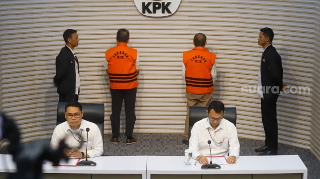 Direktur Utama PT. Hutama Karya (HK) Bintang Perbowo (kanan) dan Kepala Divisi Pengembangan Bisnis dan Investasi PT. Hutama Karya (Ketua Tim Pengadaan Lahan) M. Rizal Sutjipto (kiri) mengenakan rompi tahanan usai menjalani pemeriksaan di Gedung KPK, Jakarta, Rabu (6/8/2025). [Suara.com/Alfian Winanto]