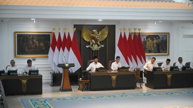 Presiden Prabowo Subianto (ketiga kiri) didampingi Wapres Gibran Rakabuming Raka (keempat kanan) memimpin Sidang Kabinet Paripurna di Kantor Presiden, Istana Kepresidenan, Jakarta, Rabu (6/8/2025). [ANTARA FOTO/Aditya Pradana Putra/rwa]