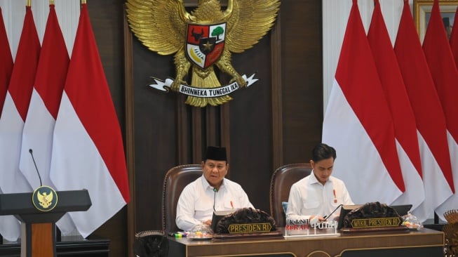Presiden Prabowo Subianto (kiri) didampingi Wapres Gibran Rakabuming Raka (kanan) memimpin Sidang Kabinet Paripurna di Kantor Presiden, Istana Kepresidenan, Jakarta, Rabu (6/8/2025). [ANTARA FOTO/Aditya Pradana Putra/rwa]