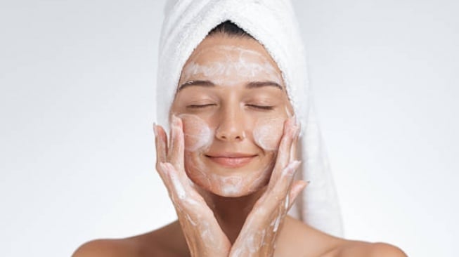 Tren Skinimalism 2025 Viral, Cuma 3 Langkah Bikin Wajah Glowing Tanpa Banyak Produk