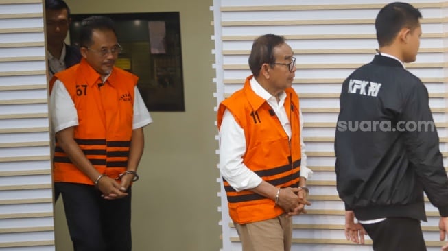 Direktur Utama PT. Hutama Karya (HK) Bintang Perbowo (kanan) dan Kepala Divisi Pengembangan Bisnis dan Investasi PT. Hutama Karya (Ketua Tim Pengadaan Lahan) M. Rizal Sutjipto (kiri) mengenakan rompi tahanan usai menjalani pemeriksaan di Gedung KPK, Jakarta, Rabu (6/8/2025). [Suara.com/Alfian Winanto]
