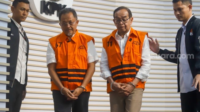 Direktur Utama PT. Hutama Karya (HK) Bintang Perbowo (kanan) dan Kepala Divisi Pengembangan Bisnis dan Investasi PT. Hutama Karya (Ketua Tim Pengadaan Lahan) M. Rizal Sutjipto (kiri) mengenakan rompi tahanan usai menjalani pemeriksaan di Gedung KPK, Jakarta, Rabu (6/8/2025). [Suara.com/Alfian Winanto]
