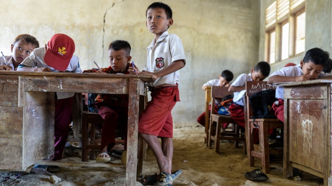Sejumlah siswa kelas lima menulis saat mengikuti kegiatan belajar mengajar di SD Negeri 1 Curug, Kecamatan Cibaliung, Pandeglang, Banten, Rabu (6/8/2025). [ANTARA FOTO/Muhammad Bagus Khoirunas/foc]