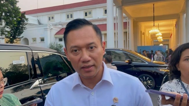 Menteri Koordinator Bidang Infrastruktur dan Pembangungan Kewilayahan Agus Harimurti Yudhoyono (AHY) usai mengikuti sidang Kabinet Paripurna, Rabu (6/8/2025). [Suara.com/Novian]